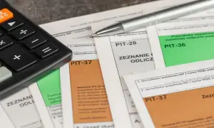 Kalkulator i długopis na formularzach PIT-37, PIT-28, PIT-36. Czas rozliczyć podatki, nawet jeśli masz kryptowaluty.