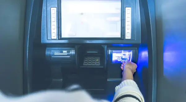 Jak płacić we Francji? Euro, karty, bankomaty uniknij pułapek!